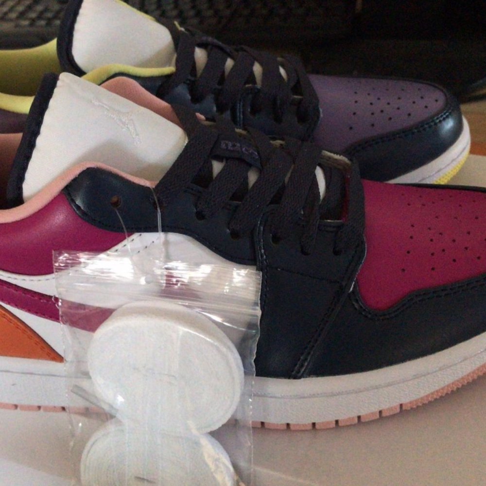Air Jordan 1 Womens Size7 DJ4342 - Picture 4 of 10